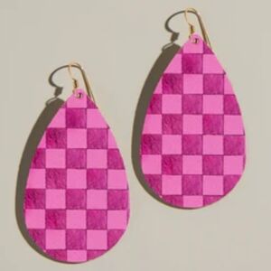 NWOT Nickel And Suede Magenta Shimmer Checkerboard Teardrop Size-Medium=2.5"